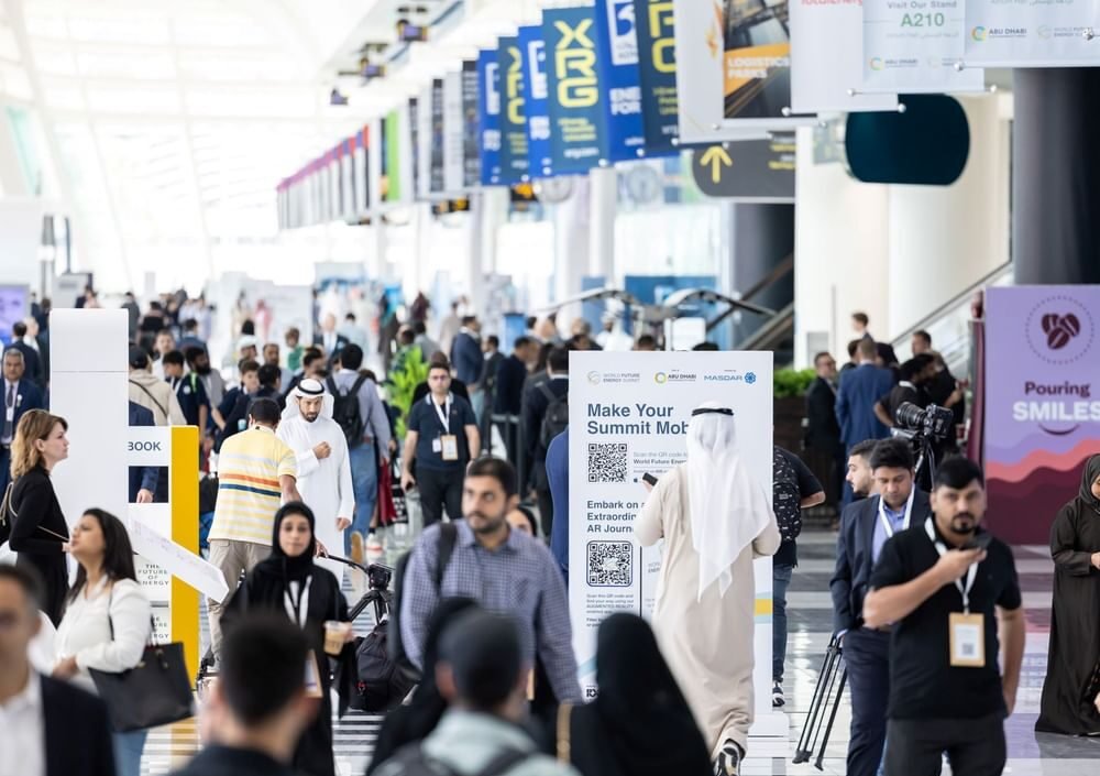 Учасники та відвідувачі у виставковому павільйоні World Future Energy Summit 2025