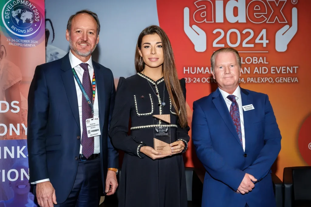 Учасники AIDEX 2024 у Женеві під час церемонії нагородження гуманітарного конкурсу