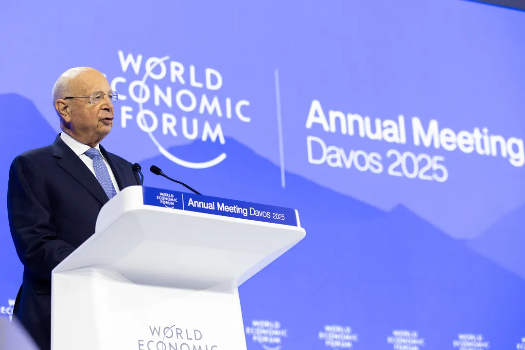 Банер World Economic Forum Davos 2025 із виступом на сцені