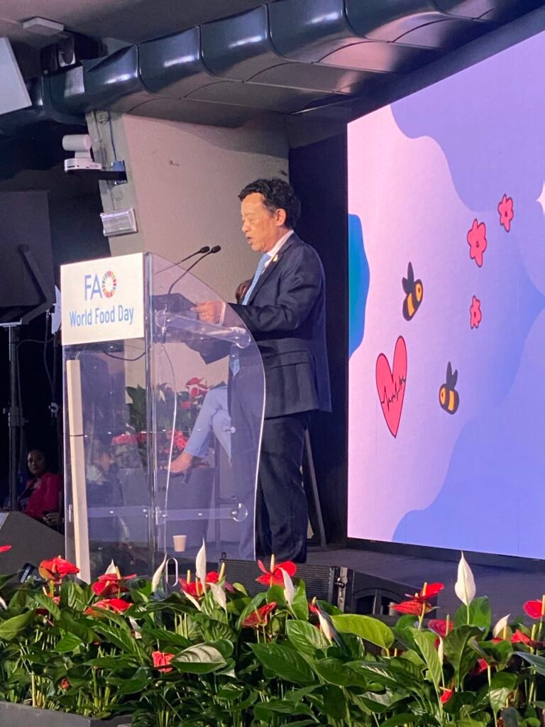 Спікер виступає на сцені World Food Forum 2024 у Римі