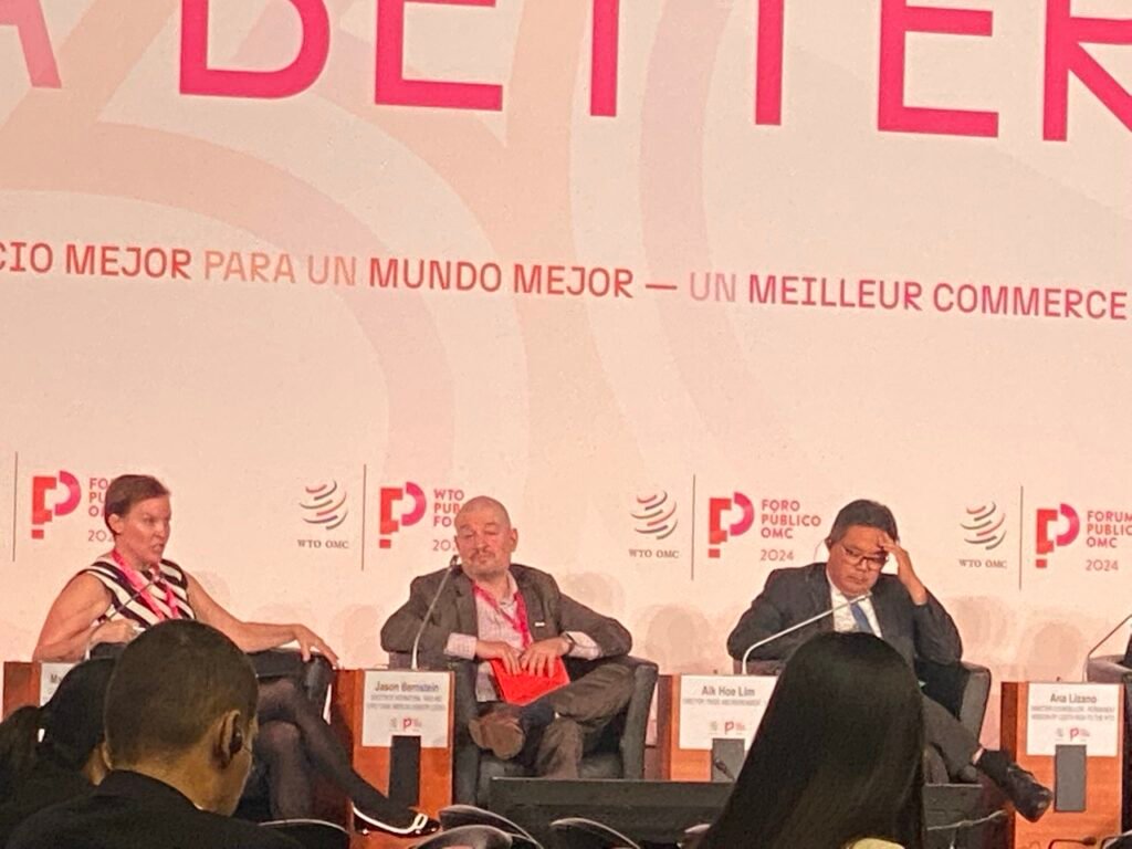 Міжнародні учасники під час дискусії на Громадському форумі СОТ 2024