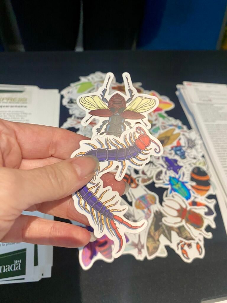 Наліпки з інвазивними лісовими шкідниками на стенді біобезпеки під час форуму