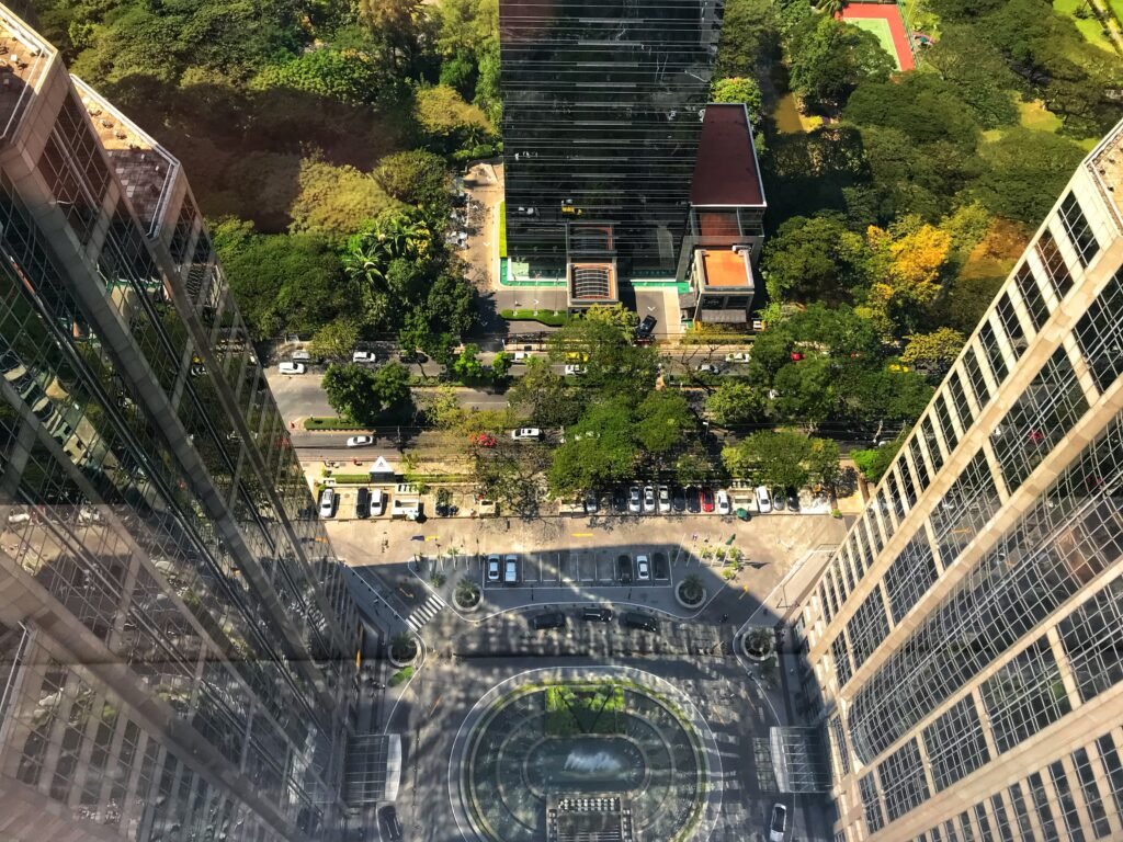 Міський парк із насадженнями та забудовою — приклад урбан-лісів на Trees in Cities Online Summit 2025